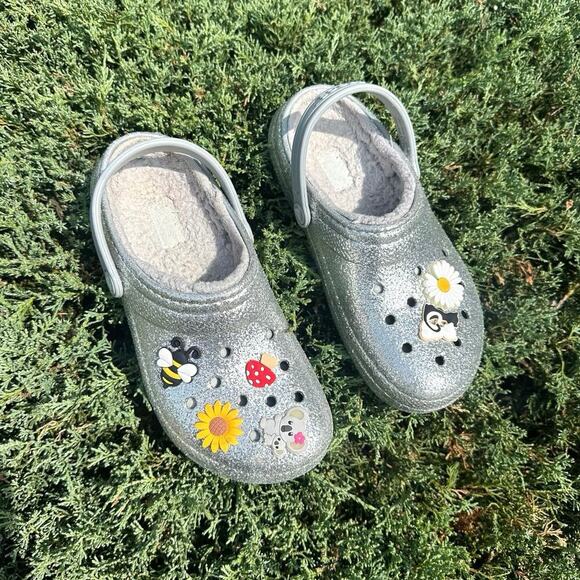 CROCS KIDS CLASSIC LINED GLITTER CLOGS WITH CHARMS Size J 4 - Picture 3 of 12